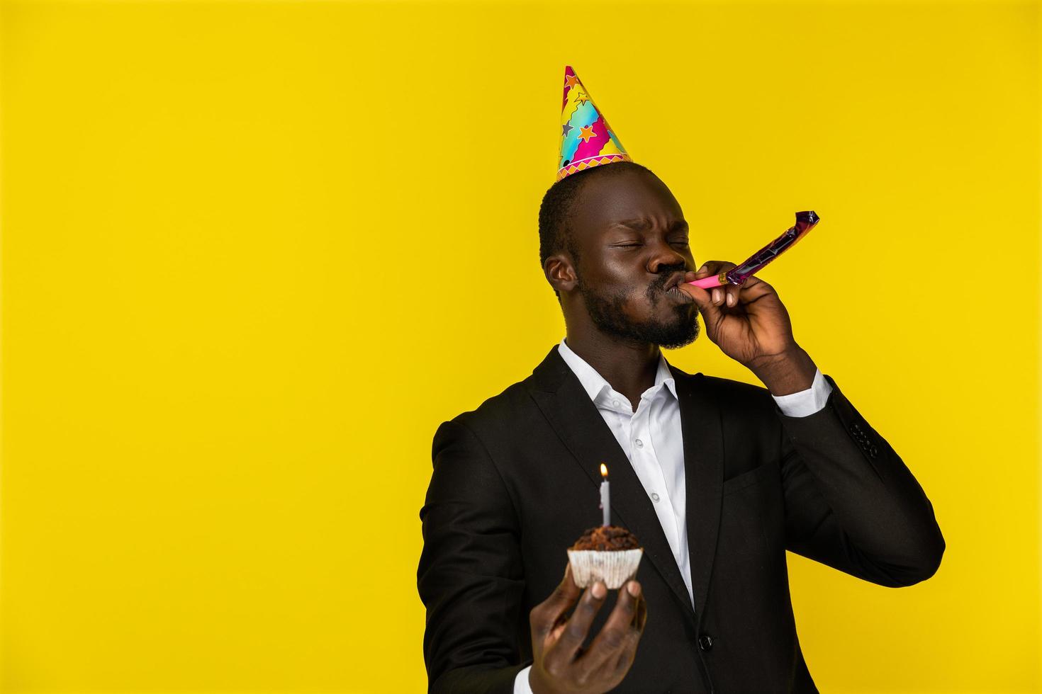 uomo che celebra con un cupcake foto