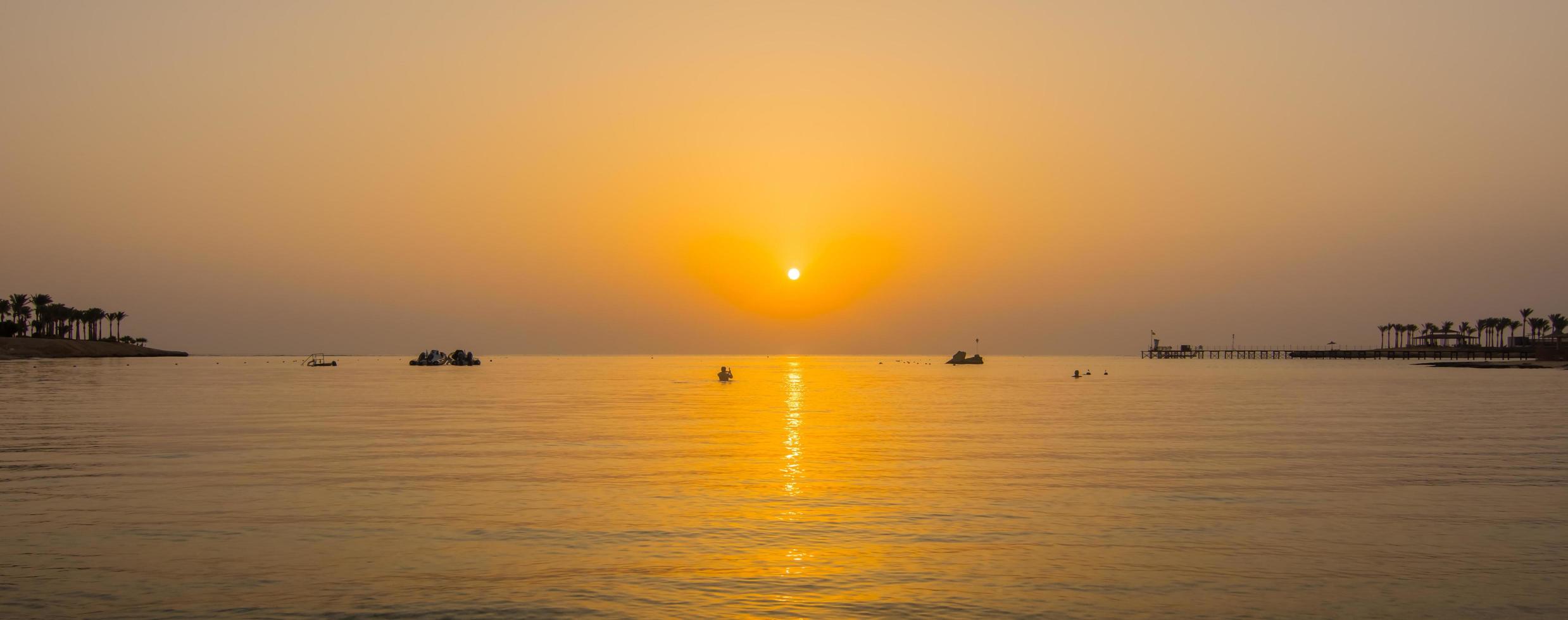 morbido onde a il mare durante caldo Alba su vacanza nel Egitto panorama foto