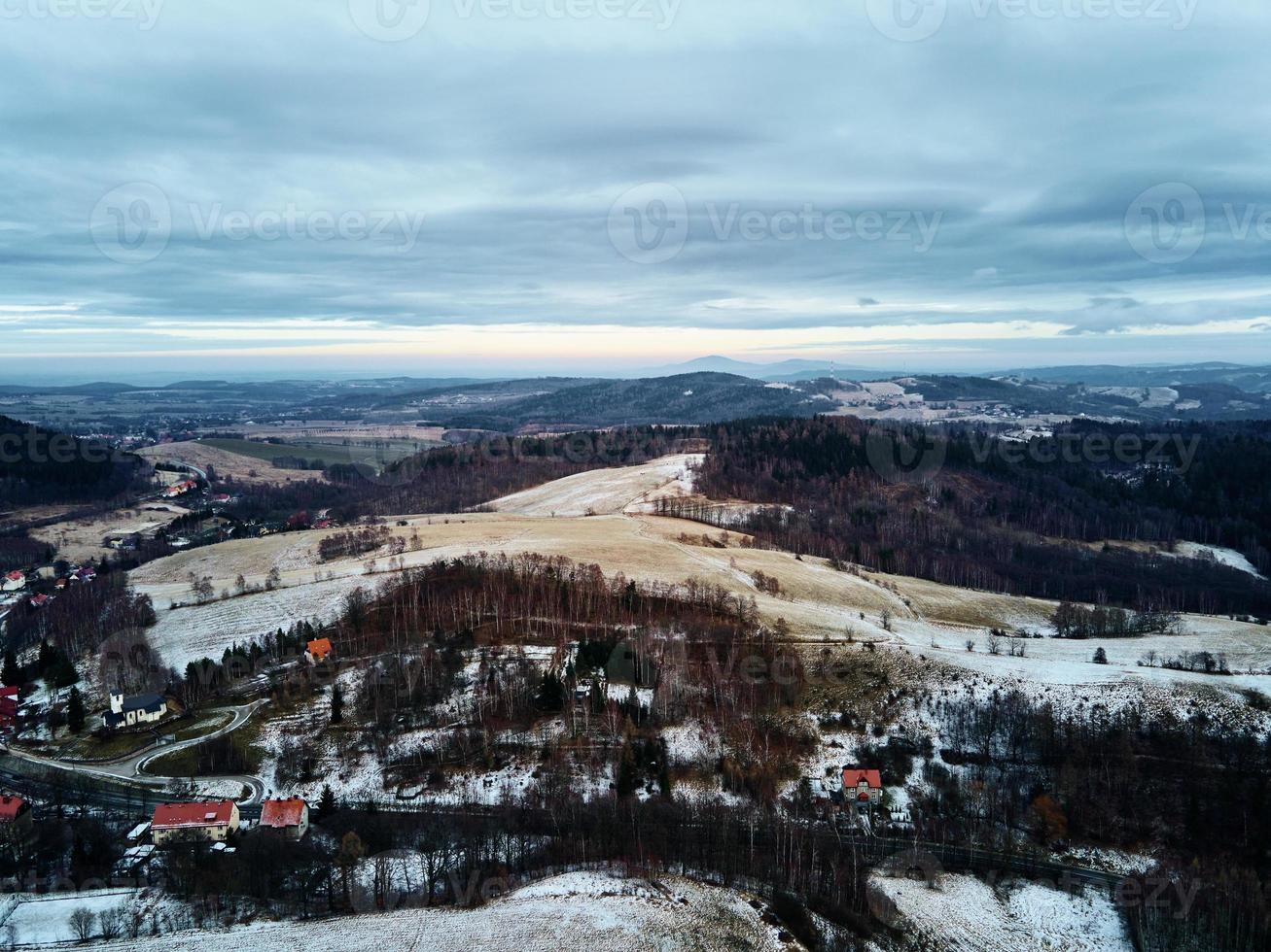 inverno paesaggio con villaggio vicino montagne foto