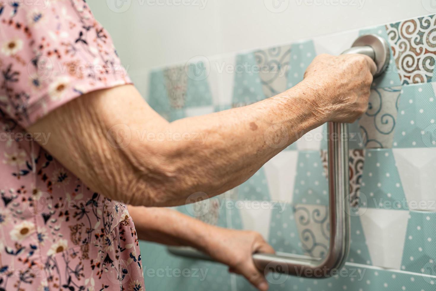 asiatico anziano o anziana signora anziana paziente uso toilette bagno maniglia sicurezza nel reparto ospedaliero infermieristico, sano forte concetto medico. foto