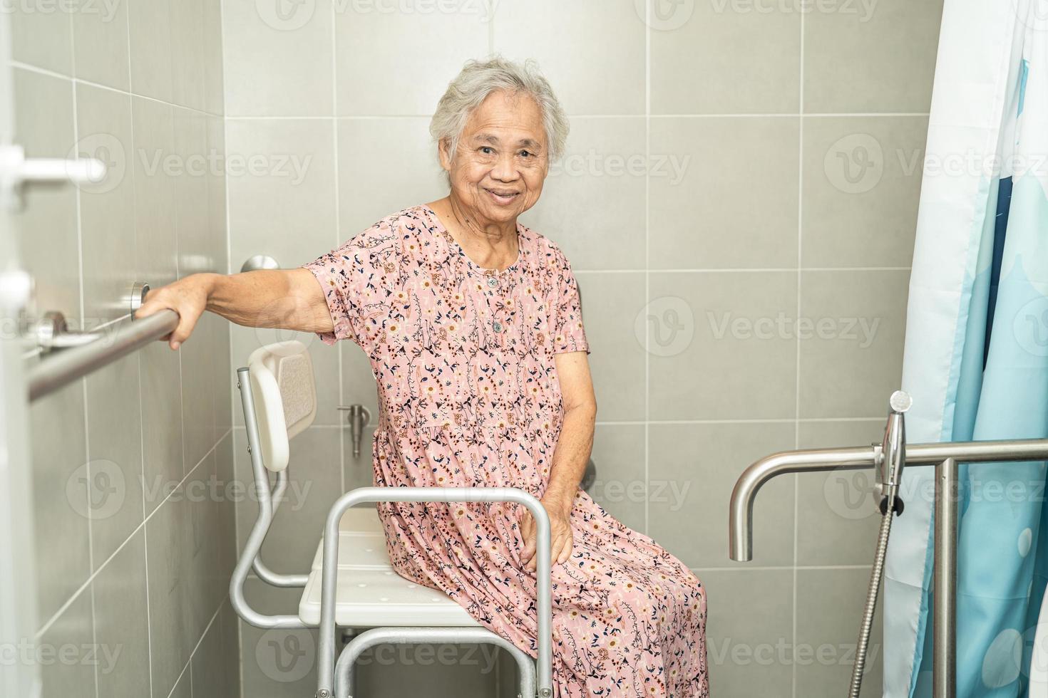 asiatico anziano o anziana signora anziana paziente uso toilette bagno maniglia sicurezza nel reparto ospedaliero infermieristico, sano forte concetto medico. foto