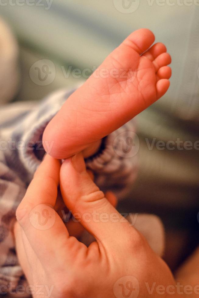 vicino su bambino spoglio piede concetto foto