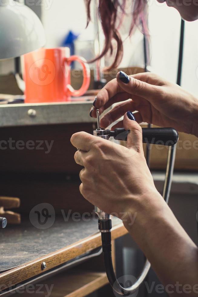 vicino su gioielleria fabbricazione strumento concetto foto