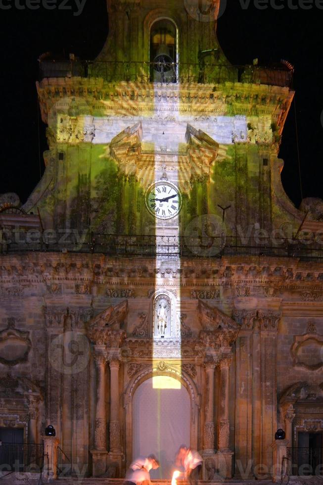 mappatura sulla facciata della basilica di san sebastiano a palazzolo acreide foto