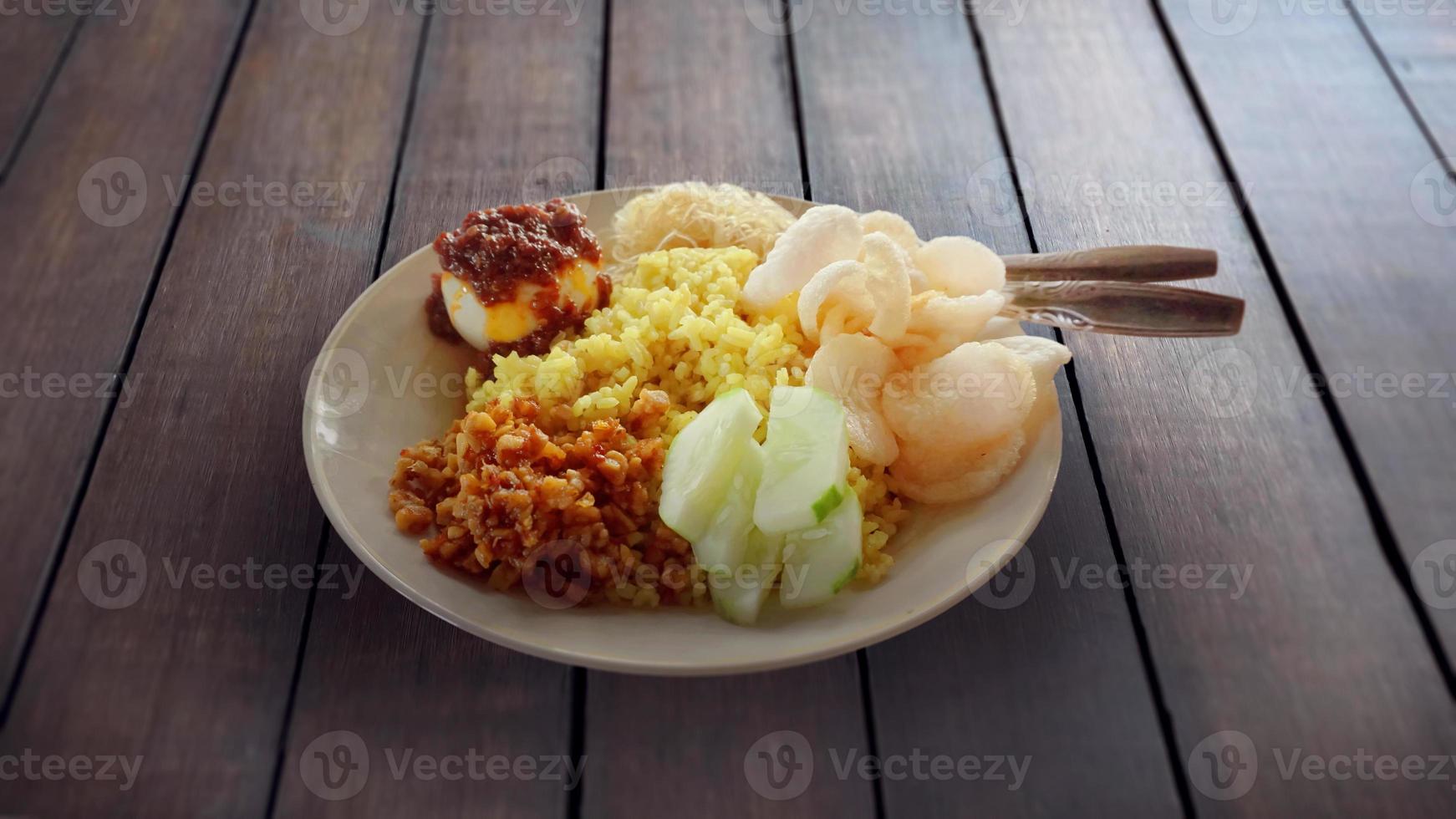 nasi kuning, giallo colorato Riso. delizioso indonesiano cibo. foto