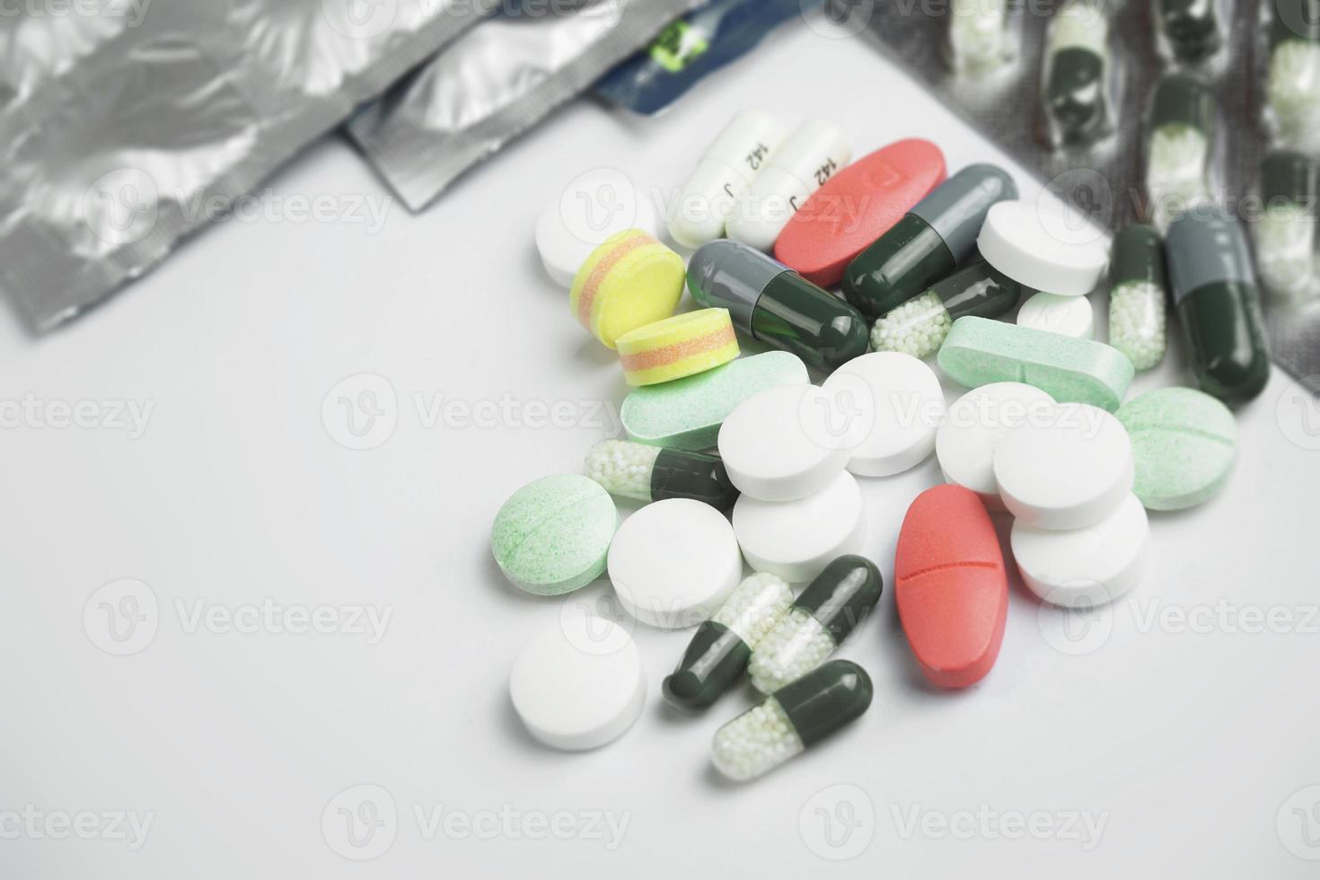multicolore pillole e compresse su bianca sfondo foto