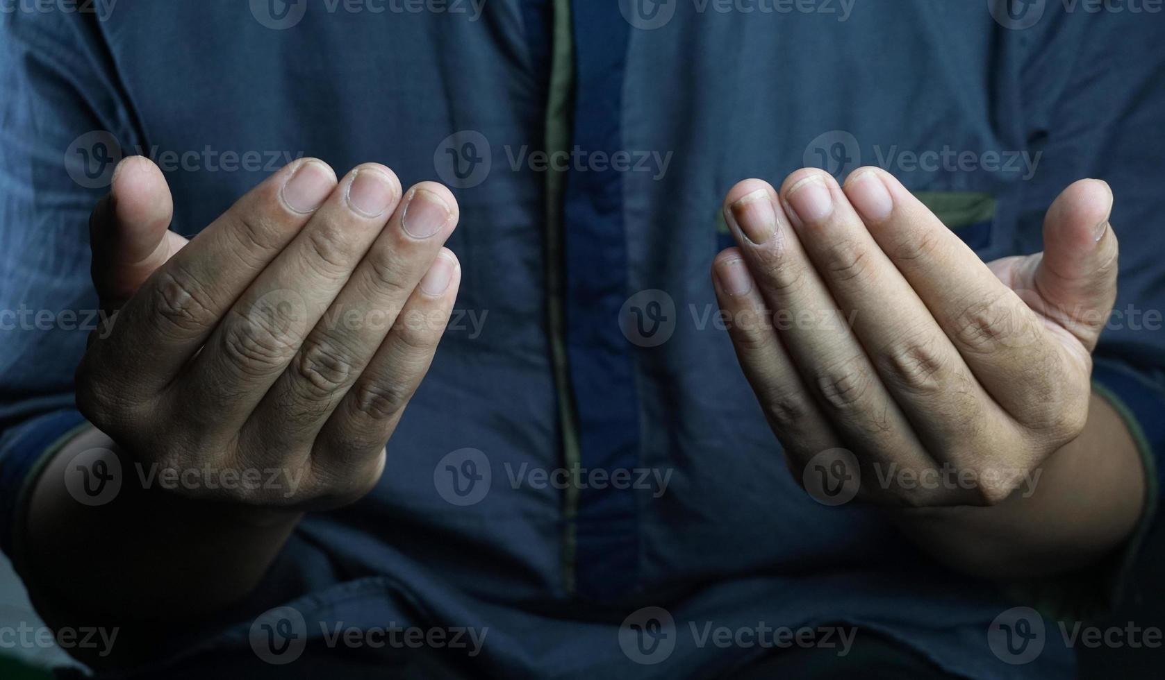 asiatico uomo con buio Marrone pelle foto