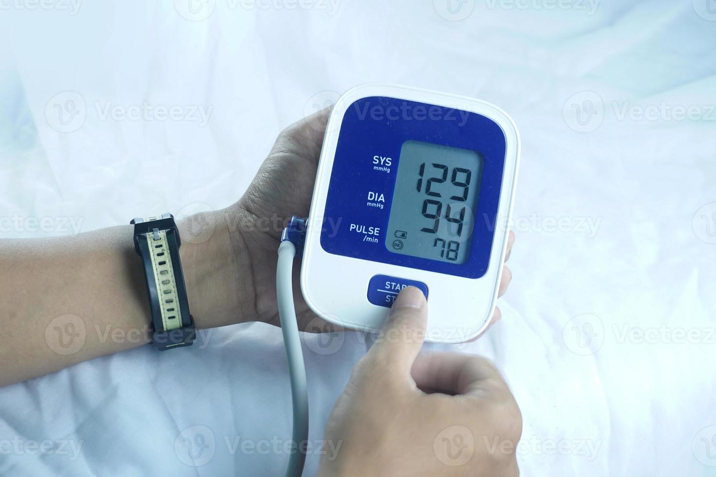 sangue pressione misurazione. medico attrezzatura è facile per se stesso misurazione foto