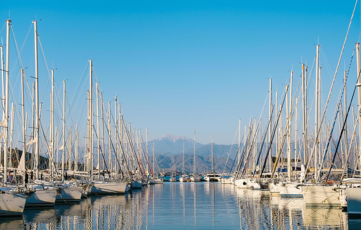 fethiye, tacchino - novembre 11, 2022. yachts nel il marina su il sfondo di fethiye baia, selettivo messa a fuoco su il navi. vacanze su il mediterraneo mare, un' viaggio su un' yacht foto