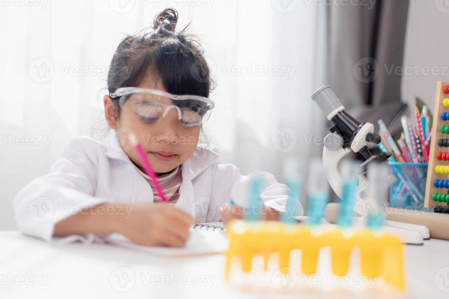 formazione scolastica, scienza, chimica e bambini concetto - bambini o studenti con test tubo fabbricazione sperimentare a scuola laboratorio foto