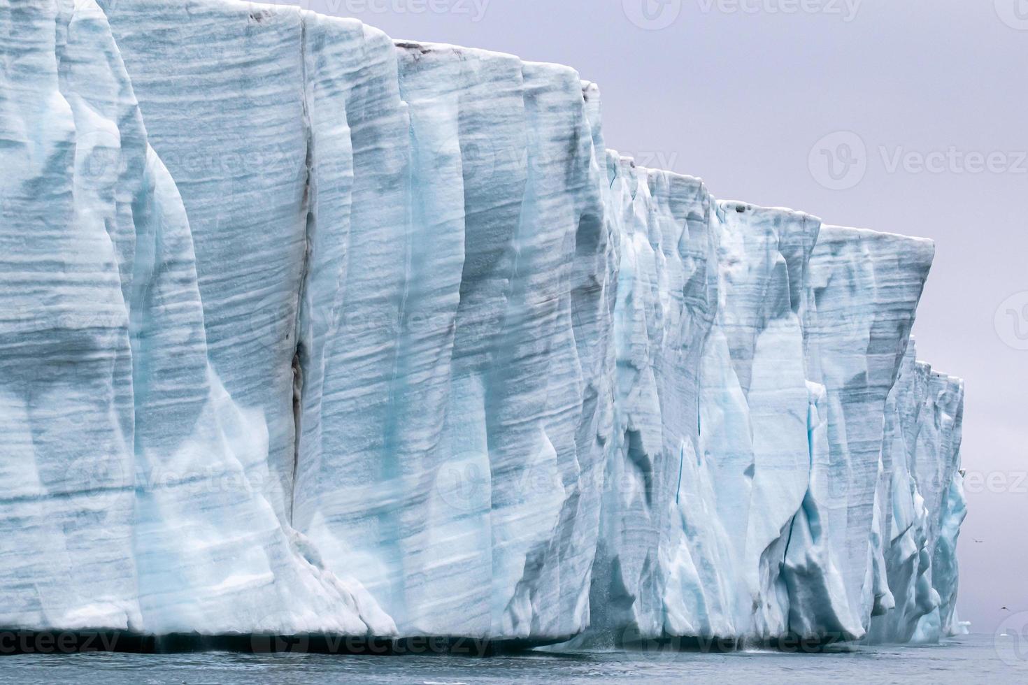 ghiacciaio nel il mare nel il artico a nordaustlandet foto