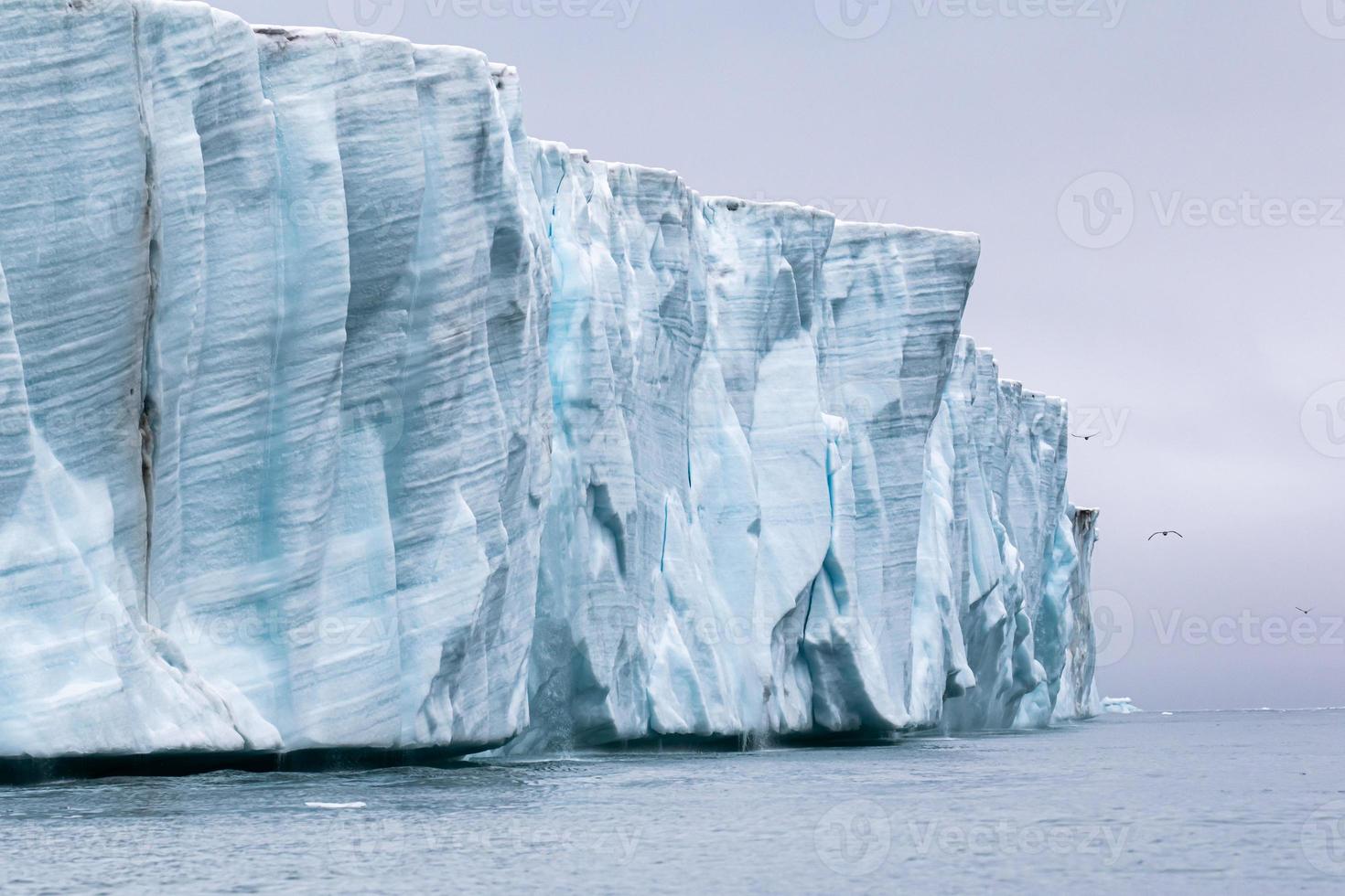 ghiacciaio nel il mare nel il artico a nordaustlandet foto