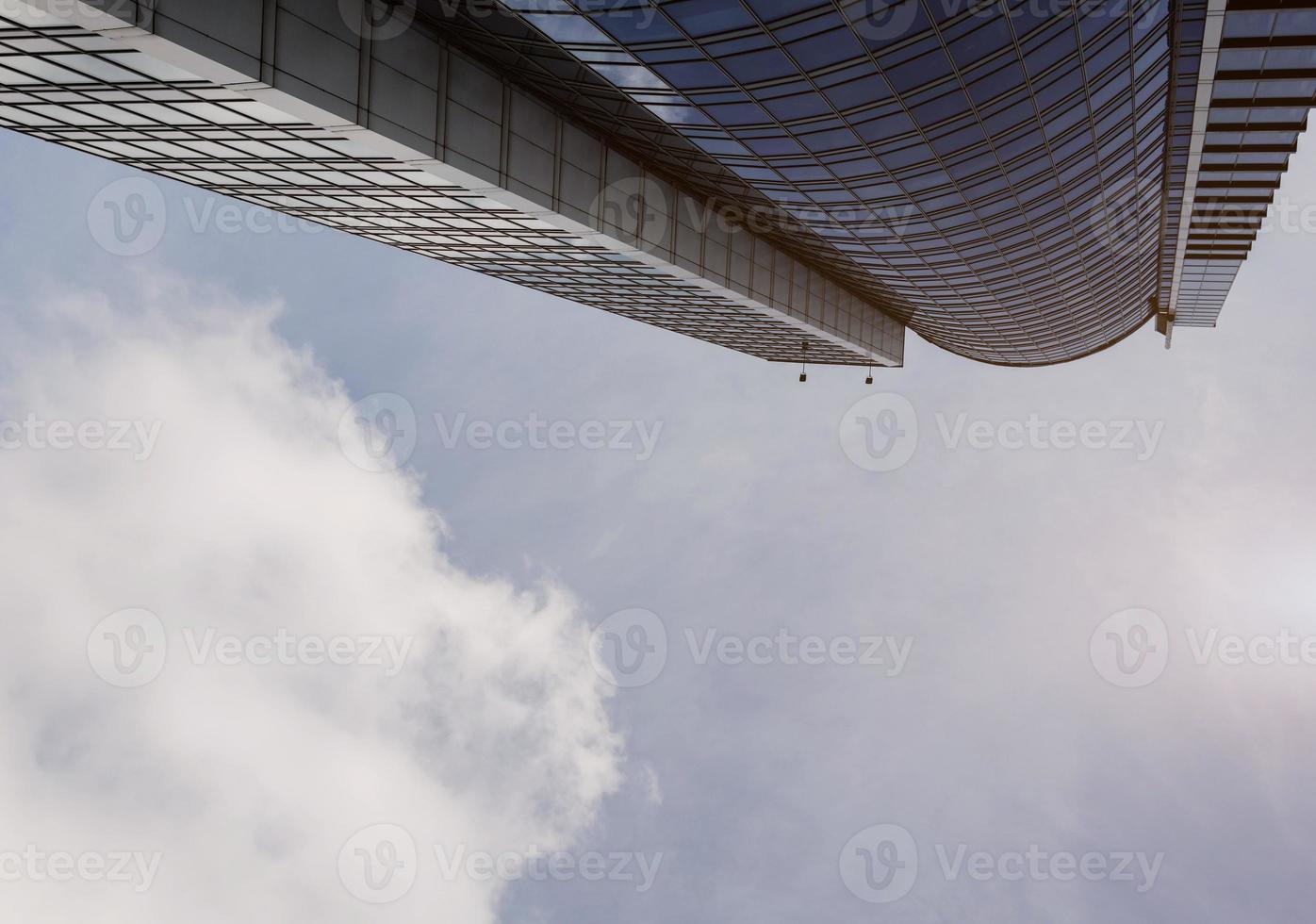 grattacielo edificio contro il blu cielo. foto