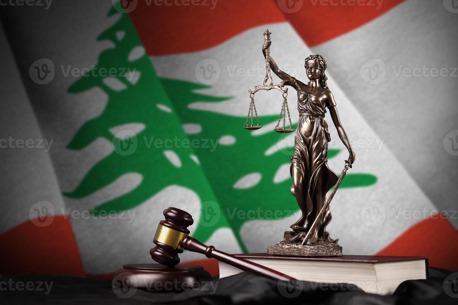 Libano bandiera con statua di signora giustizia, costituzione e giudice martello su nero drappeggio. concetto di giudizio e colpa foto