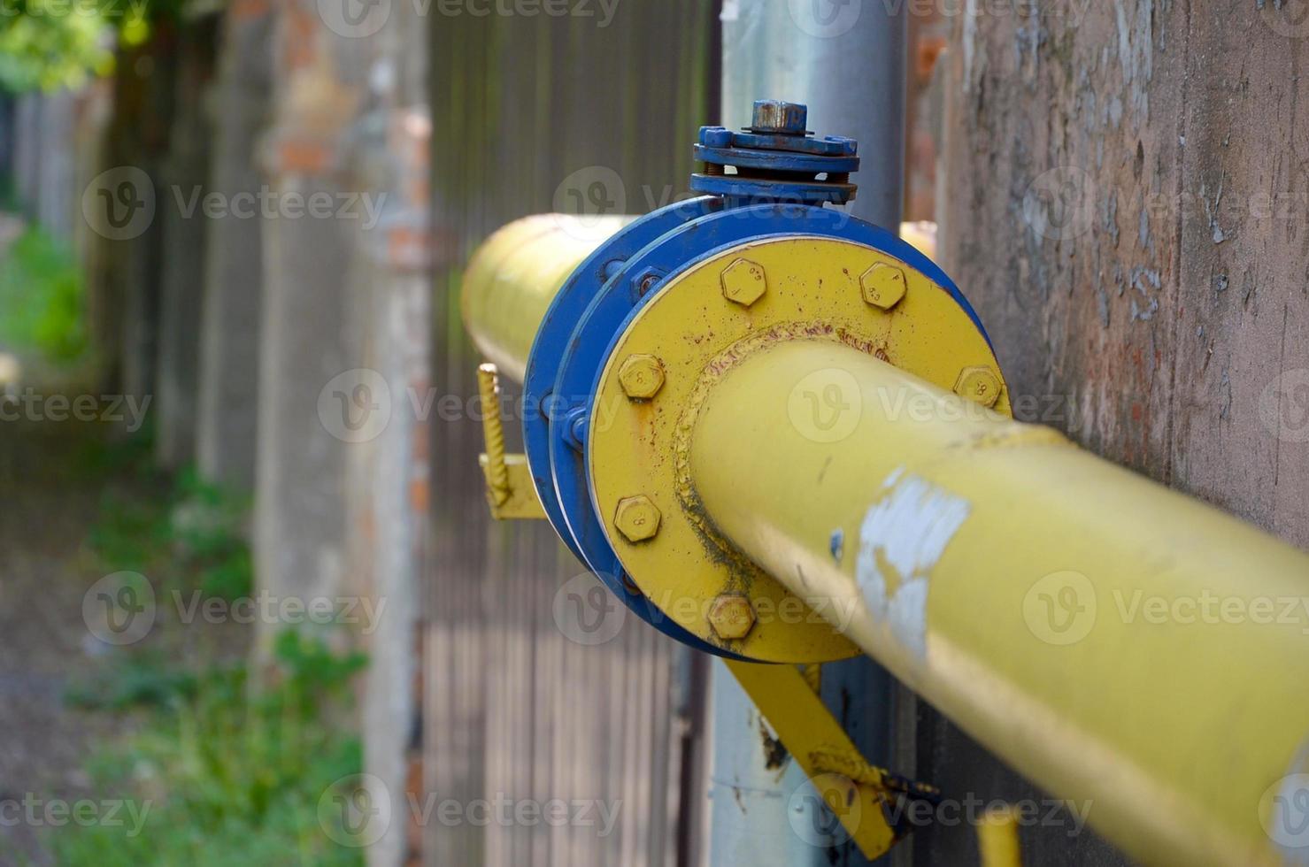 giallo gas tubo nel davanti di Residenziale edificio parete foto