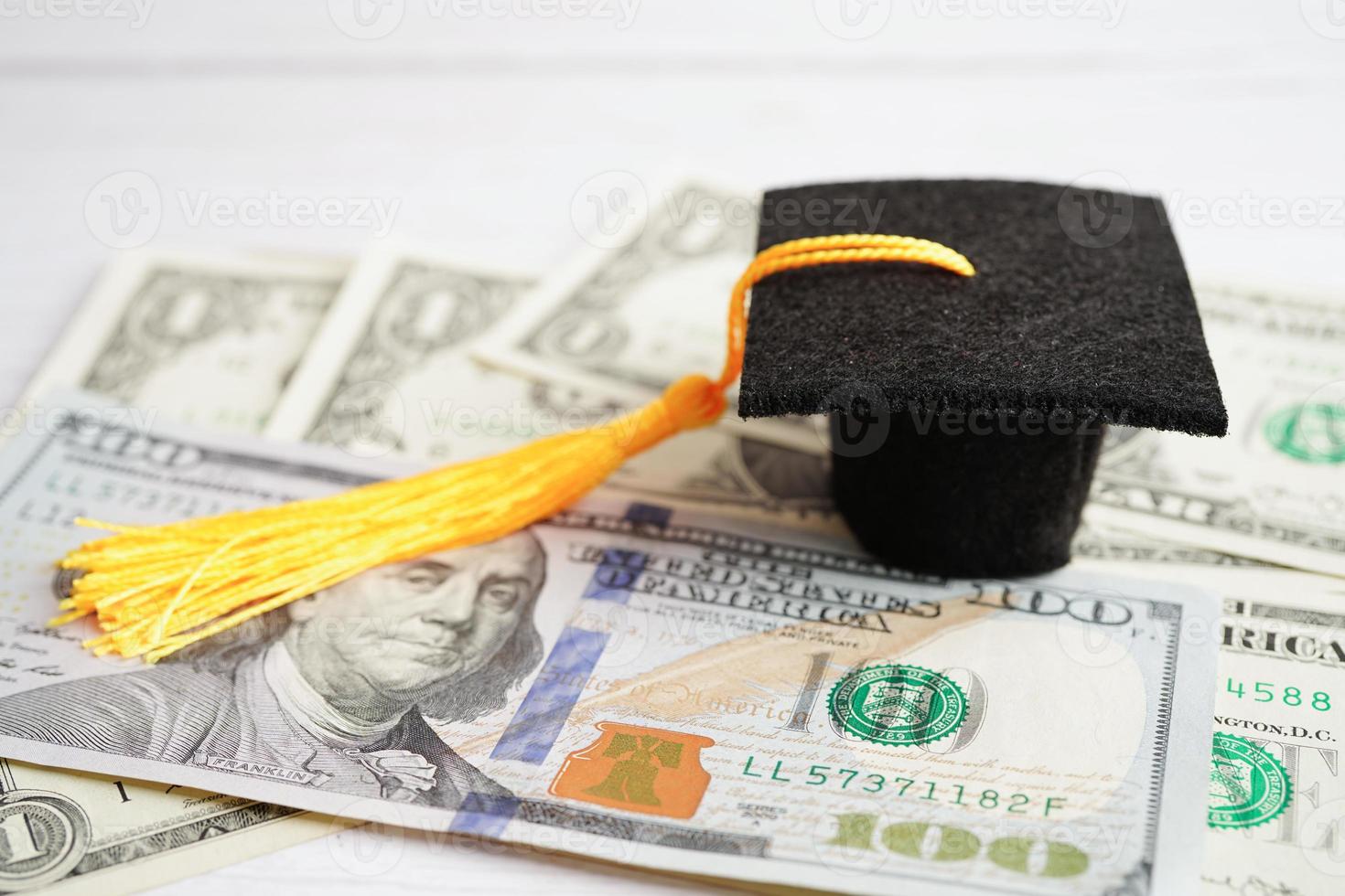 la laurea divario cappello su noi dollaro banconote i soldi, formazione scolastica studia tassa apprendimento insegnare concetto. foto