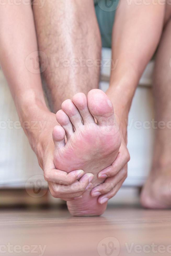 uomo avendo a piedi nudi dolore dovuto per plantare fascite e infiammazione dell'alluce dita dei piedi o bolla dovuto per indossare stretto scarpe e veglia o in esecuzione a lungo. Salute e medico concetto foto