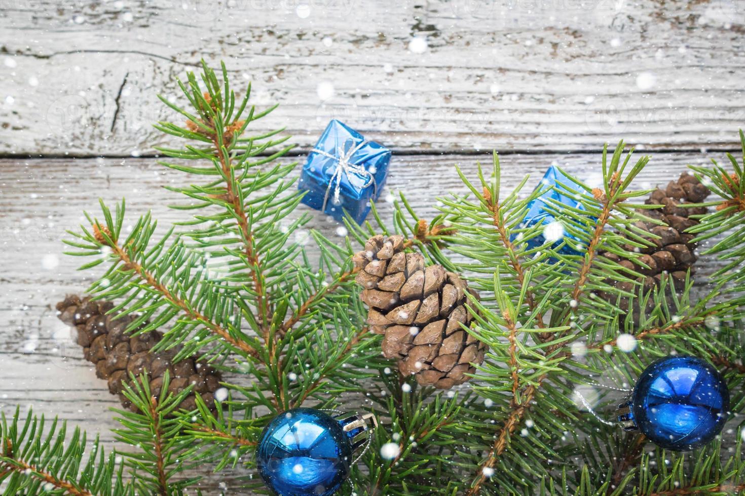 Natale Accessori nel blu e abete rami su di legno sfondo foto