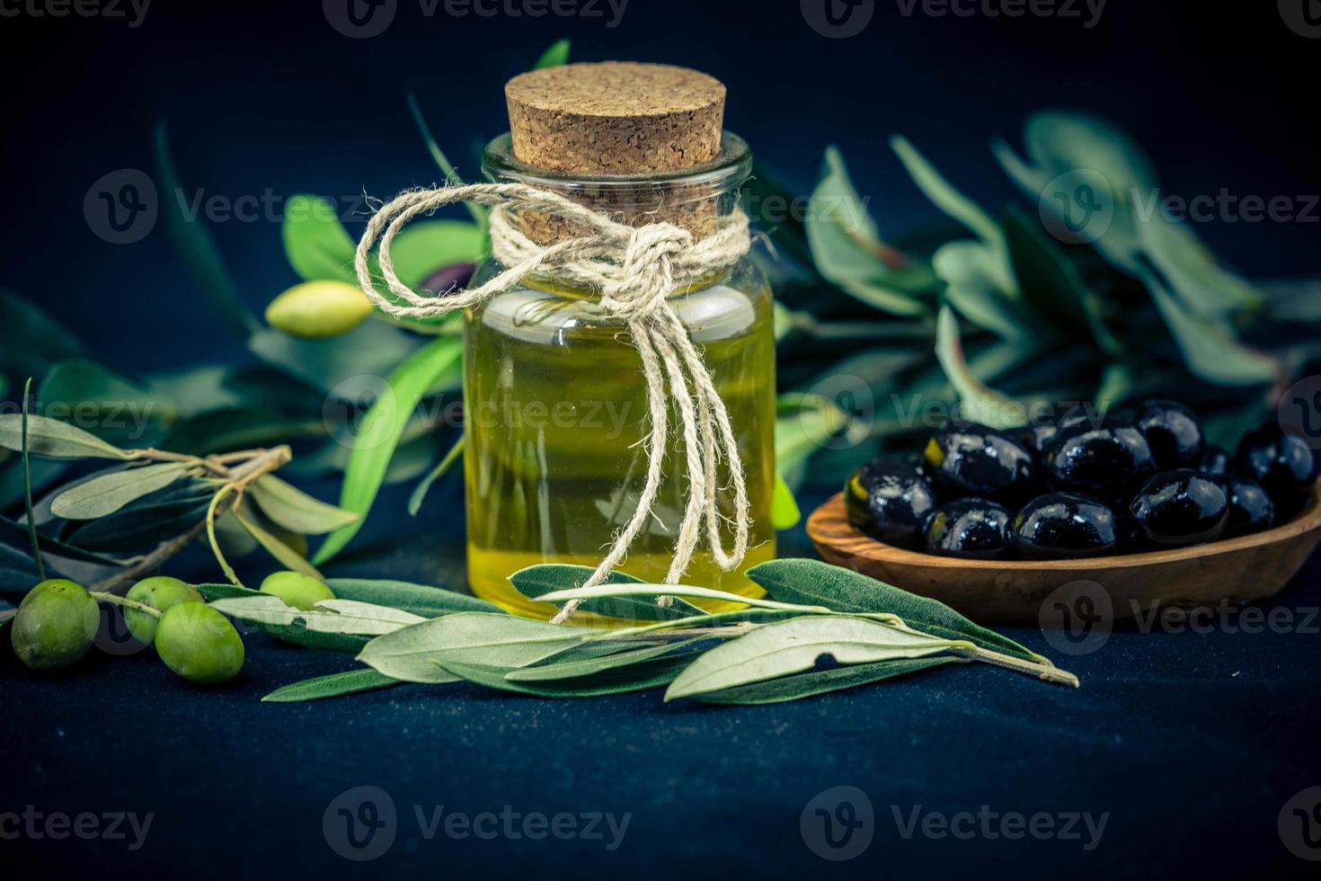 freddo premuto extra vergine oliva olio foto