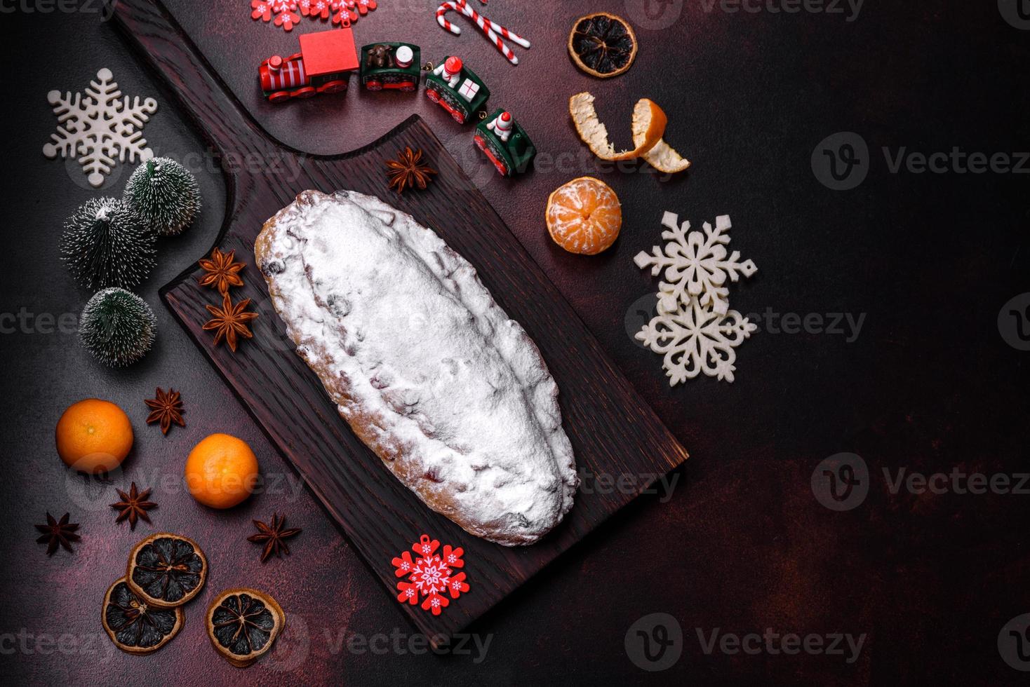 Natale torta Stollen con marzapane, frutti di bosco e noccioline su un' buio calcestruzzo sfondo foto