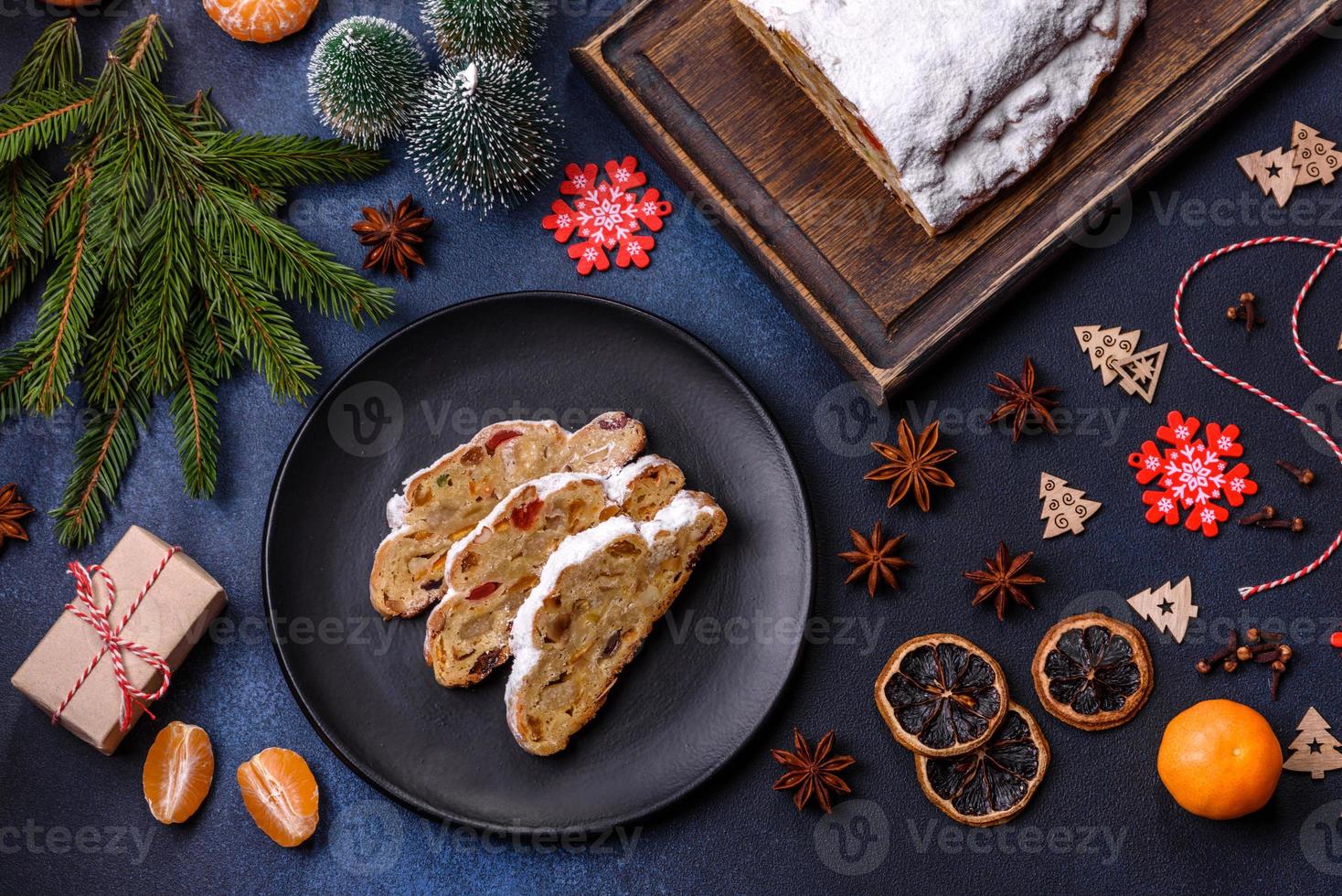 delizioso festivo nuovo anni torta con canditi frutta, marzapane e noccioline su un' buio calcestruzzo sfondo foto