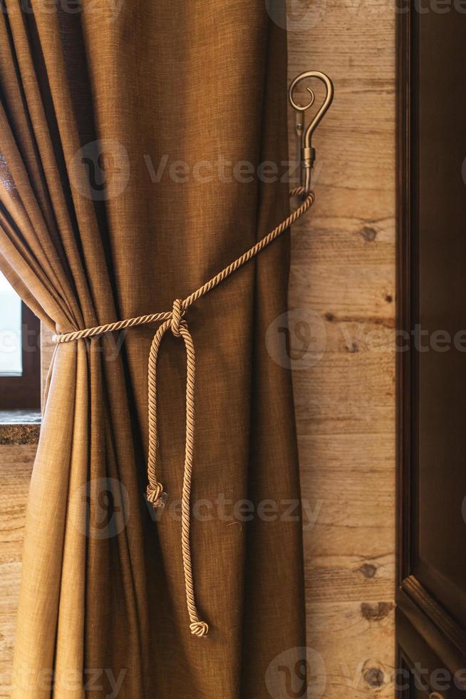 d'oro titolare con un' corda per camera tende. frammento foto tenda, interno dettaglio, tenda dettaglio vicino su