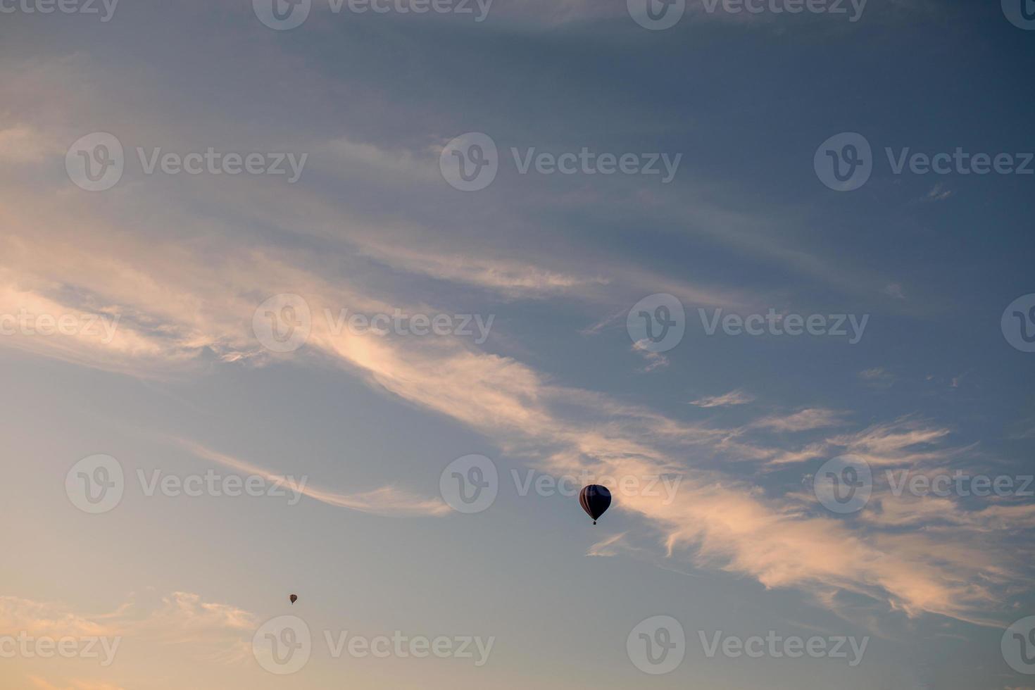 volo di un' Due Palloncino nel il cielo nel il mattina a Alba o nel il sera a tramonto. viaggio di aria o avventura foto