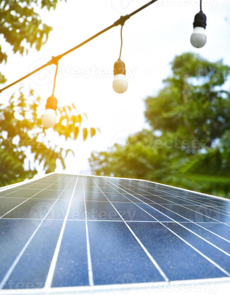 pannello fotovoltaico, nuova tecnologia per conservare e utilizzare l'energia della natura con la vita umana, l'energia sostenibile e il concetto di amico ambientale. foto