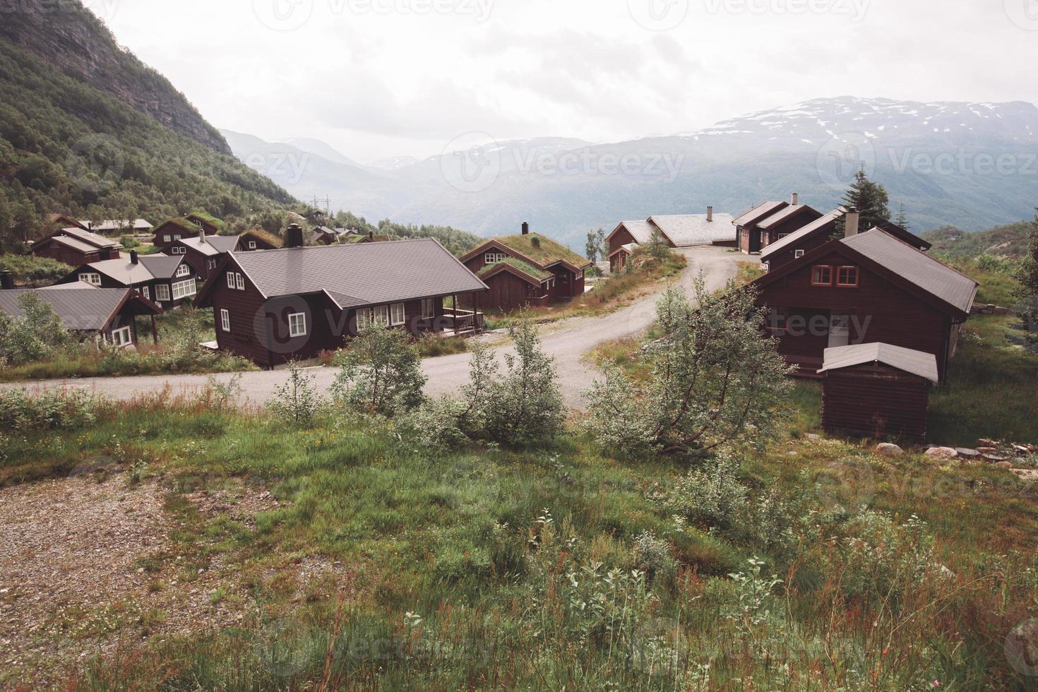 Norvegia, tradizionale case nel il montagne con erba su il tetto. foto