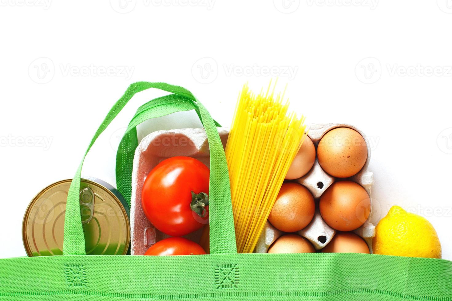 pieno verde Borsa di salutare prodotti cibo su un' bianca sfondo. superiore Visualizza. in linea negozio. il tuo testo. cibo consegna foto