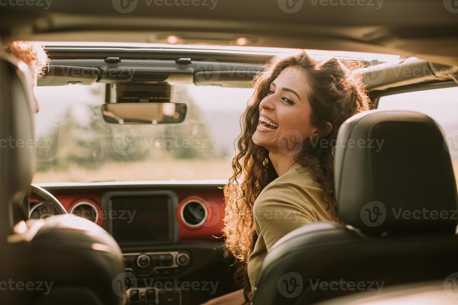 coppia avendo divertimento su viaggio su strada foto