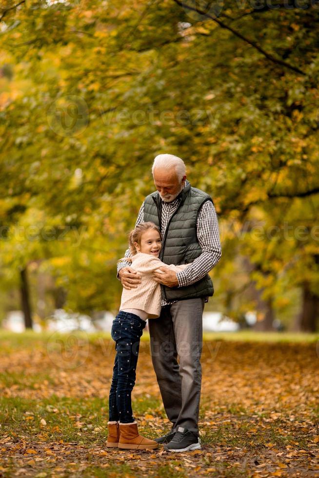 nonno la spesa tempo con il suo nipotina nel parco su autunno giorno foto