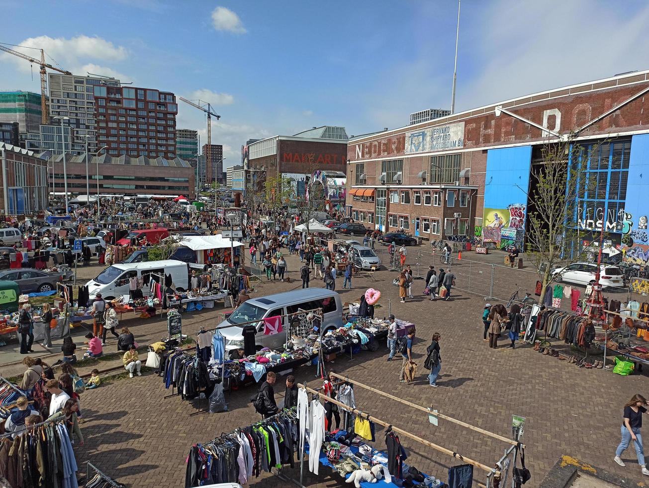 amsterdam, Olanda, 2022 - non identificato persone a ij-hallen Pulce mercato nel amsterdam, il Olanda. esso è il maggiore e maggior parte unico Pulce mercato nel Europa. foto