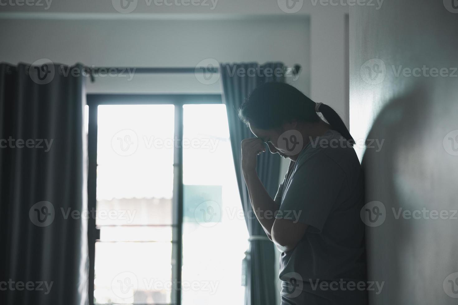 schizofrenia con solitario e triste nel mentale Salute depressione concetto. depresso donna in piedi contro con buio camera sensazione miserabile a casa . donne siamo depresso, pauroso e infelice. foto