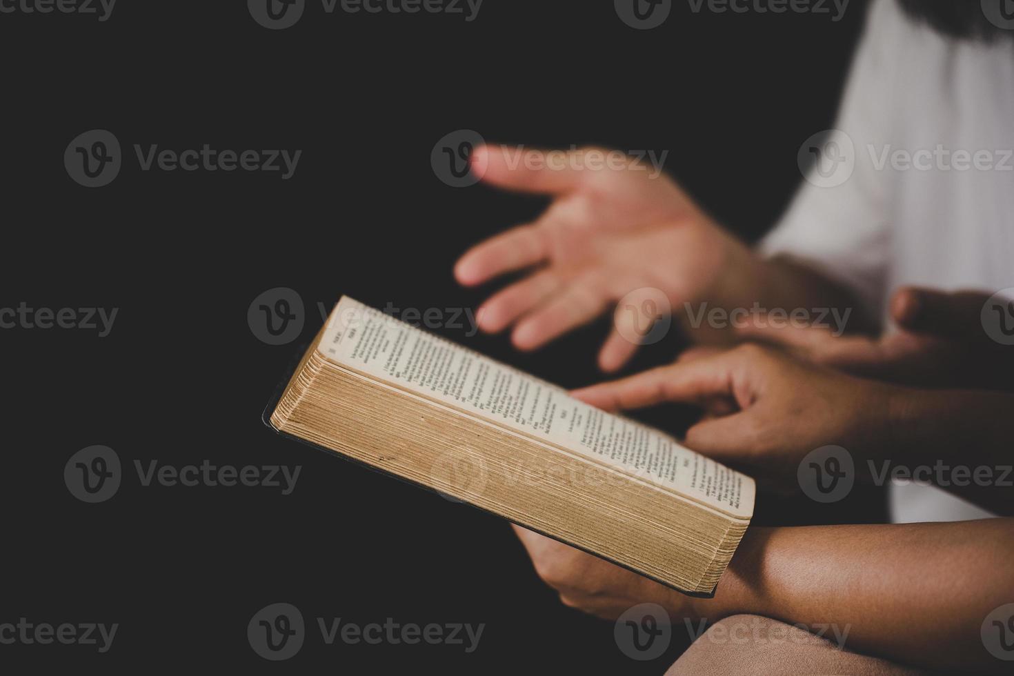 giovane donna persona mano Tenere santo Bibbia con studia a casa. adulto femmina cristiano lettura libro nel Chiesa. ragazza apprendimento religione spiritualità con pregare per Dio. concetto di alunno formazione scolastica fede. foto