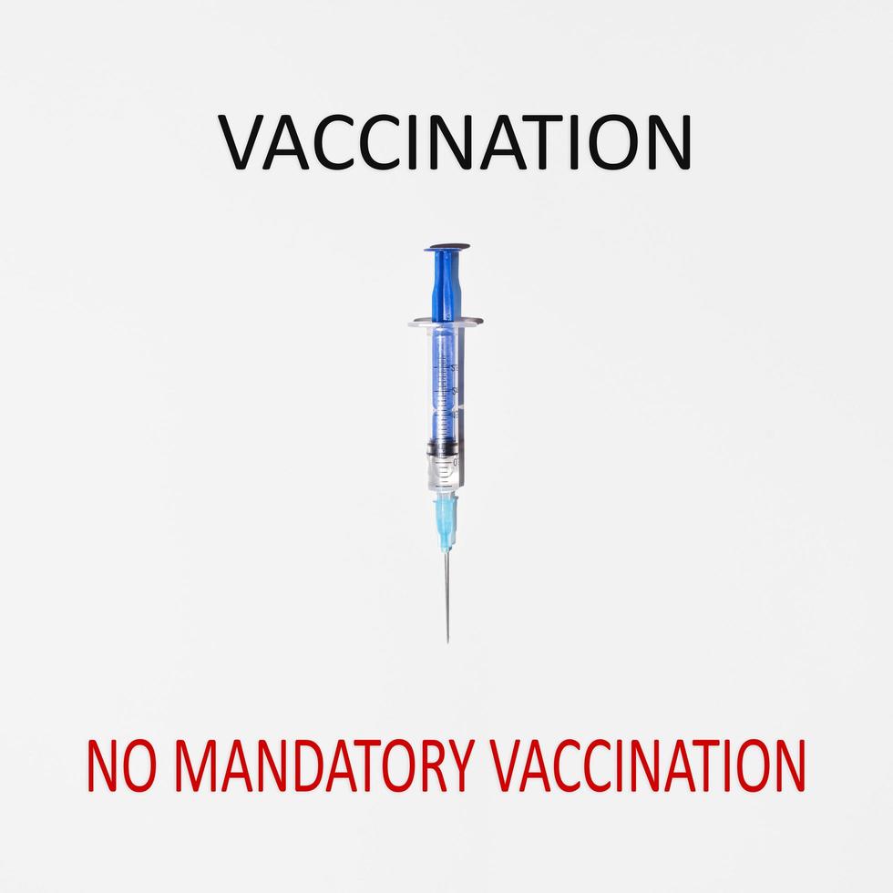 siringa indicando rosso testo no obbligatorio vaccinazione. concetto di scelta fra vaccinazione e non obbligatorio vaccinazione foto