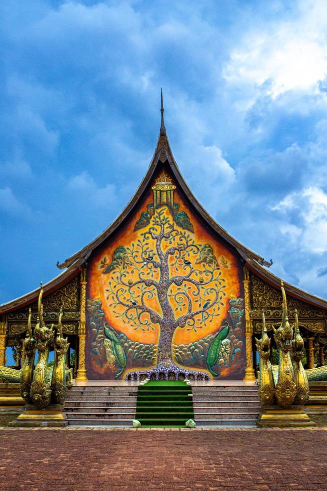 sirindhorn wararam phu prao tempio di Tailandia, un' unico Immagine è un' splendore di il scultura di il kalpapruek, quale è allegato per il parete dietro a il Chiesa. esso volontà apparire verde splendore nel il notte. foto