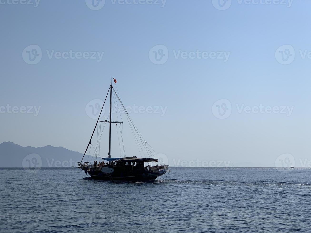 barca a vela nel mare. sera bellissimo montagne sfondo. estate avventura. vacanza nel mediterraneo mare. tacchino. foto