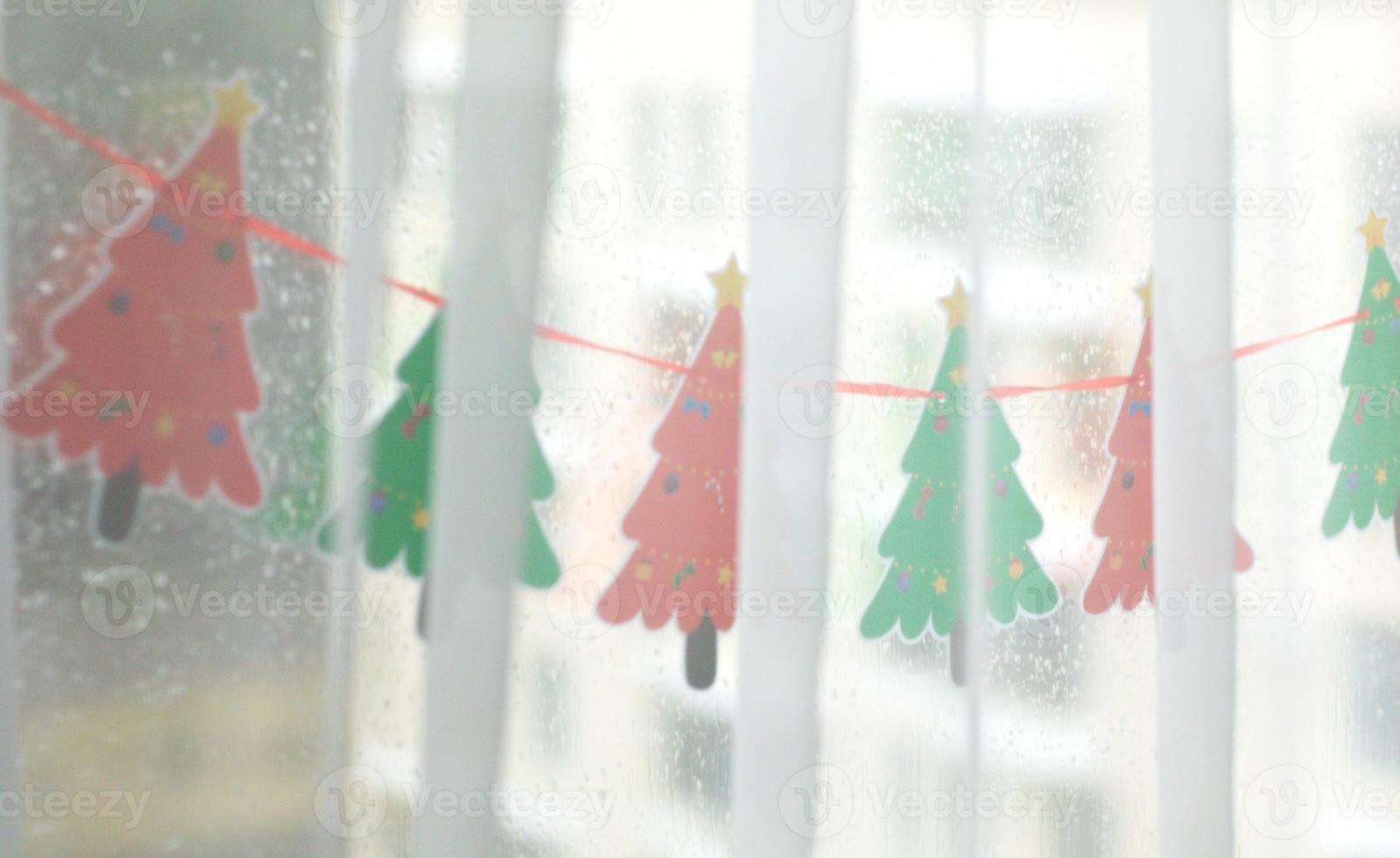 decorato finestra con fatto a mano carta ghirlanda di rosso e verde Natale alberi.festivo umore. Natale concetto, vacanza preparazione.felice nuovo anno.selettivo messa a fuoco foto