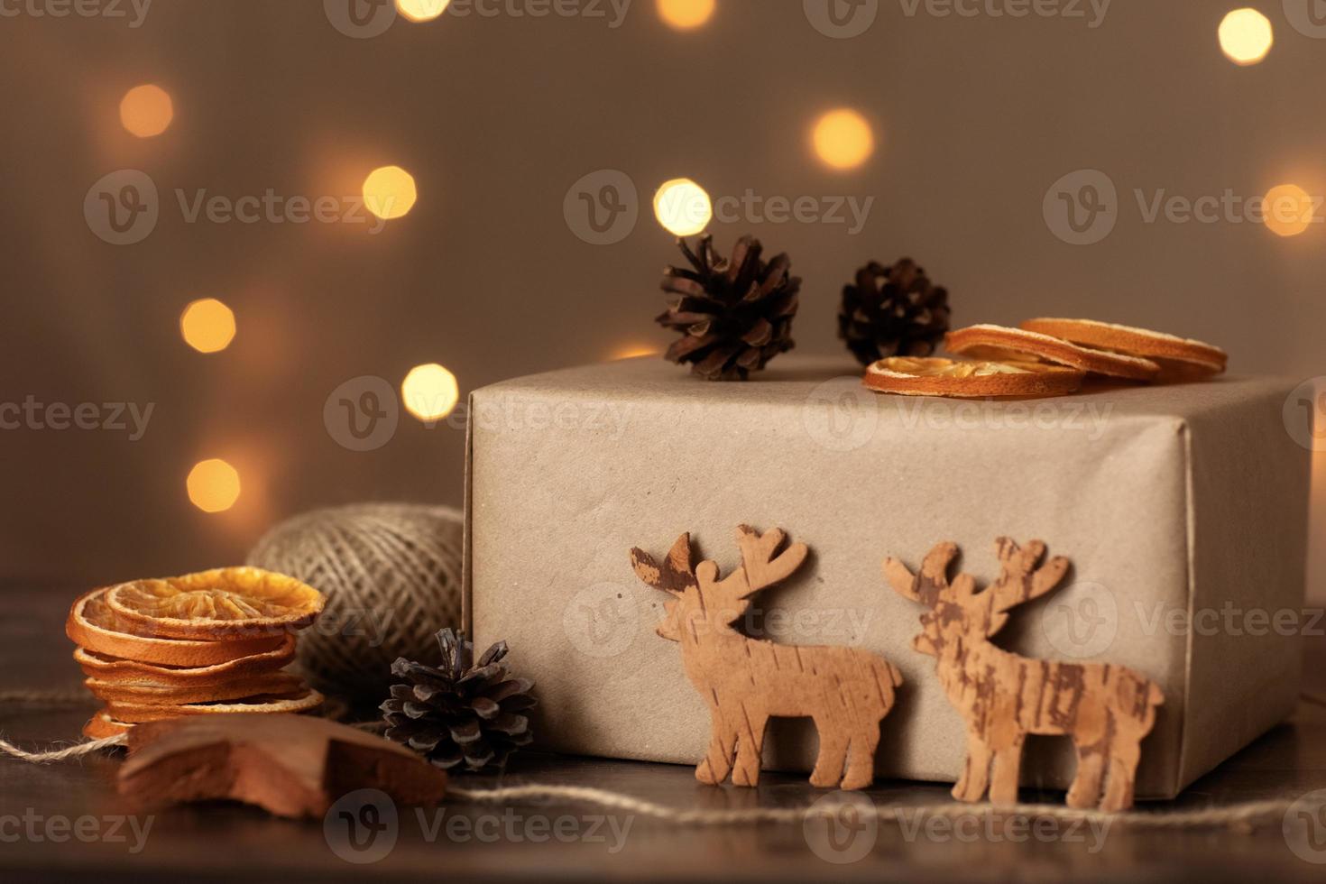 fatto a mano Natale carta regalo. Natale mestiere regalo scatola con natale di legno giocattoli. Natale vigilia preparazione confezione. Imballaggio presente scatola. naturale eco rustico stile arredamento foto