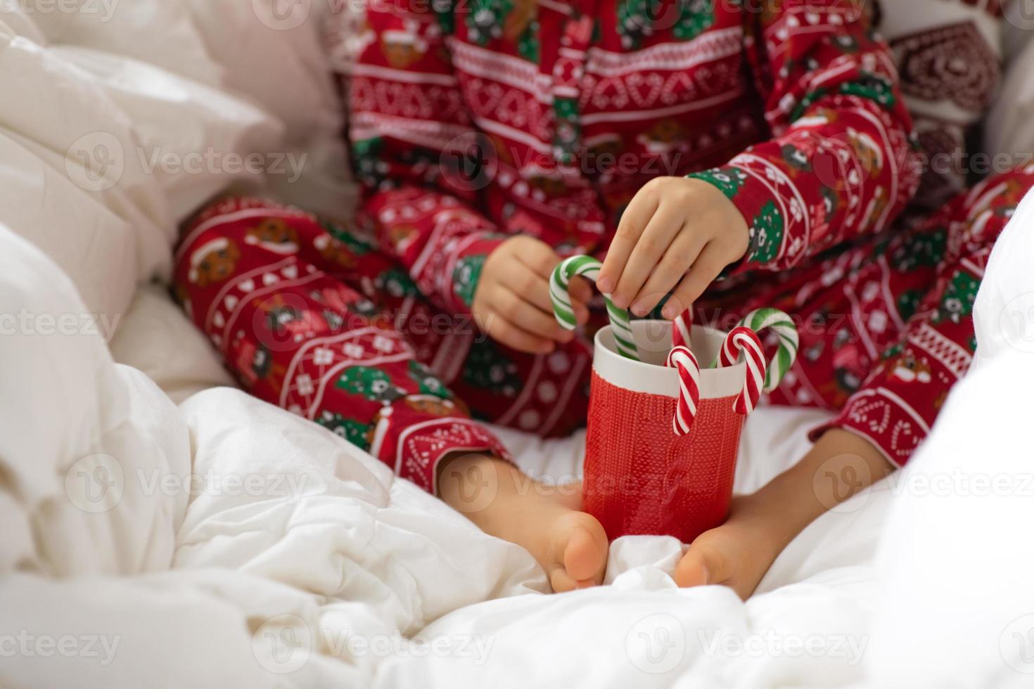 bambino spoglio piedi e mani foto