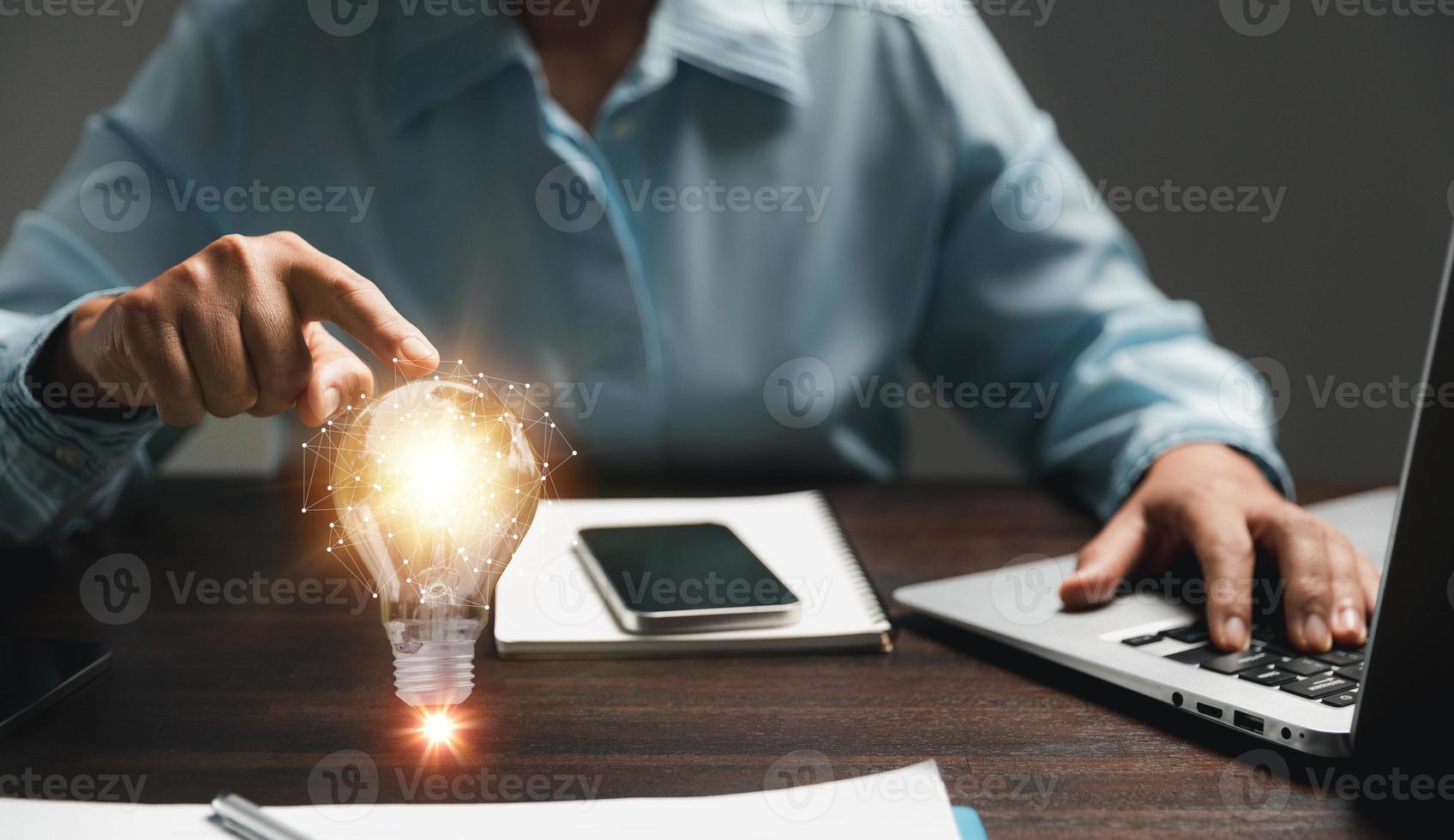 mano di donna con leggero lampadina e Là è Ingranaggio icona e utilizzando il computer portatile computer. innovazione idea concetto. concetto di di brainstorming ispirazione creativamente. foto