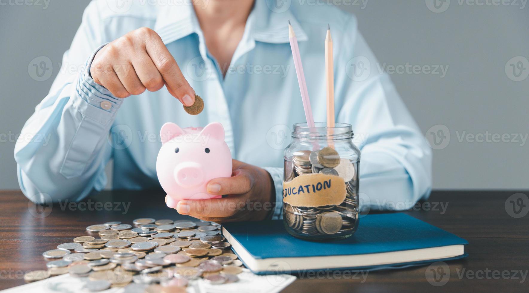 Salvataggio i soldi moneta con bancario investimento, finanza formazione scolastica concetto. pianificazione alunno prestito per studiando all'estero per Università o Università livello. futuro figli di formazione scolastica fondo Contanti. in crescita Salvataggio foto