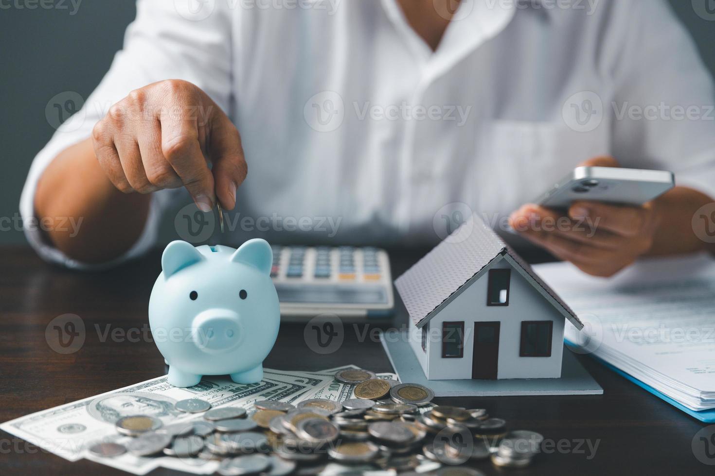 Salvataggio investimento casa con prestito finanza i soldi attività commerciale concetto. investimento bancario finanza per Residenziale vero tenuta attività commerciale. pila monete con modello Casa per investimento prestiti.contanti per le tasse. foto