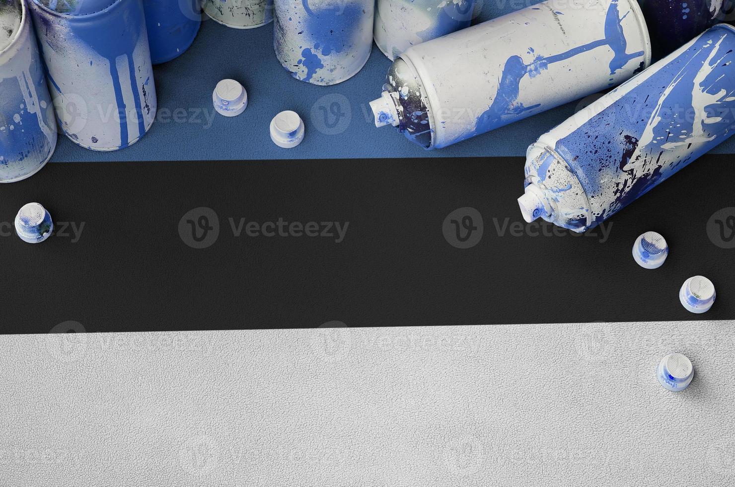 Estonia bandiera e pochi Usato aerosol spray lattine per graffiti la pittura. strada arte cultura concetto foto