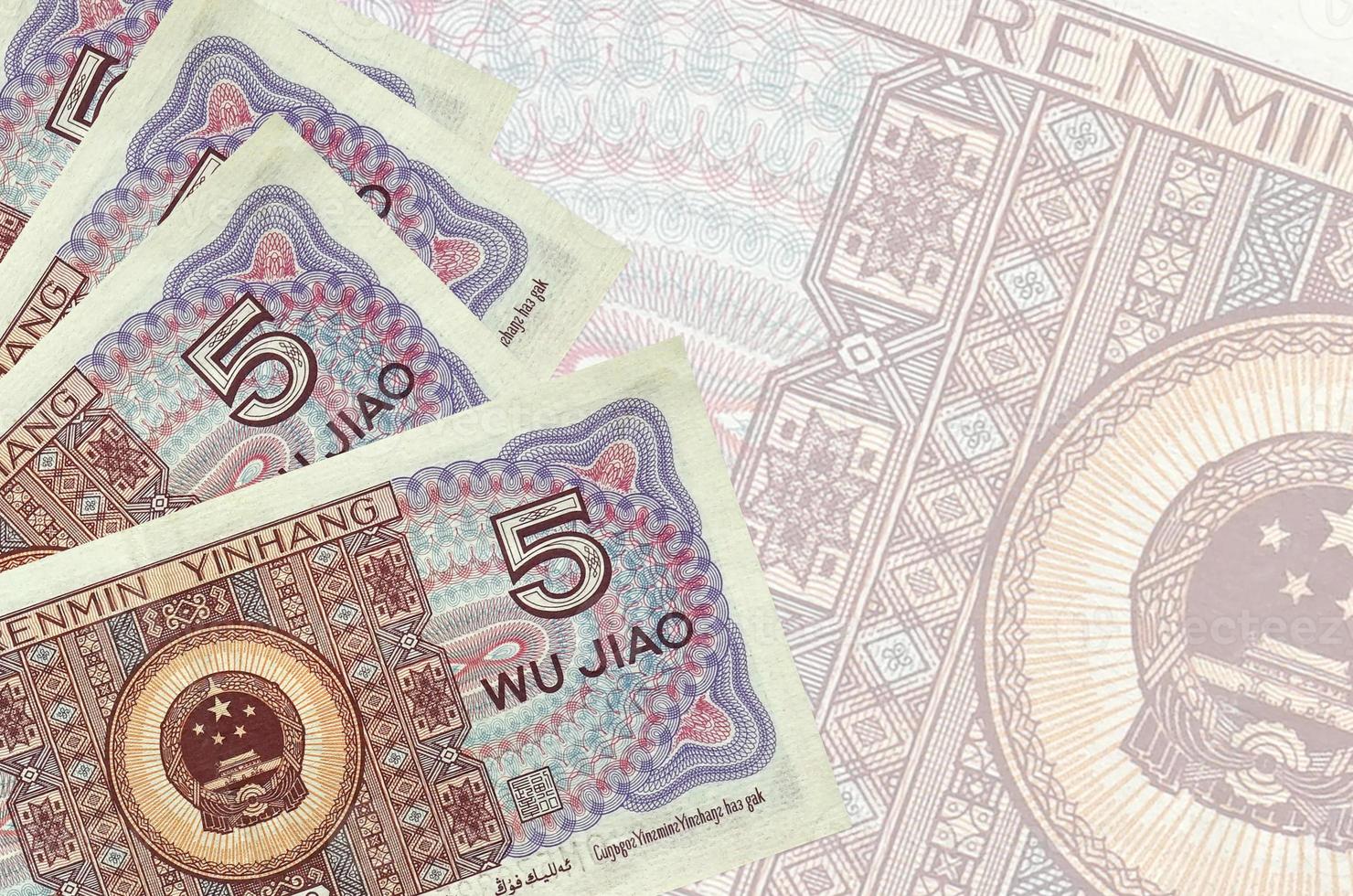 5 Cinese yuan fatture bugie nel pila su sfondo di grande semi trasparente banconota. astratto attività commerciale sfondo foto
