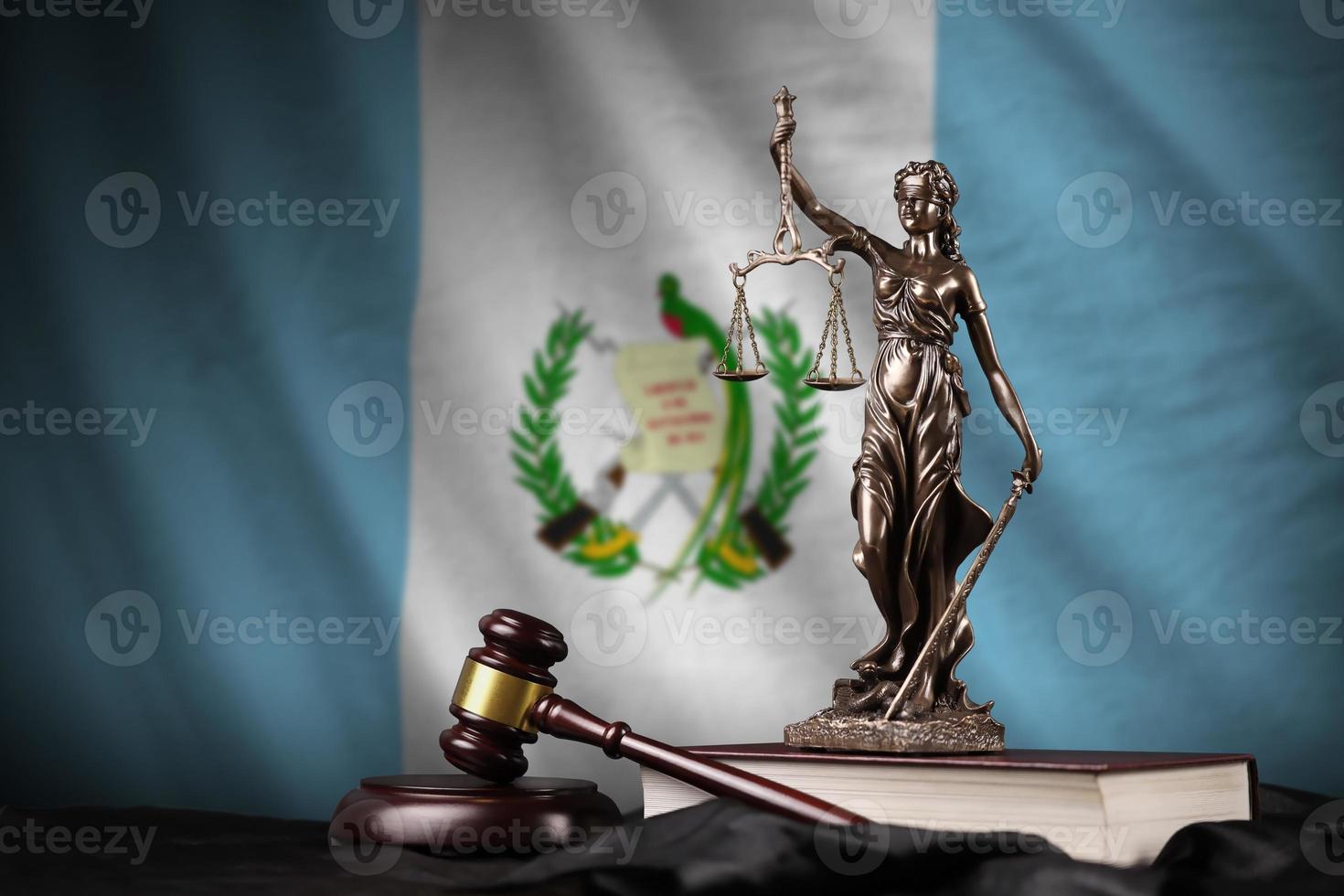 Guatemala bandiera con statua di signora giustizia, costituzione e giudice martello su nero drappeggio. concetto di giudizio e colpa foto