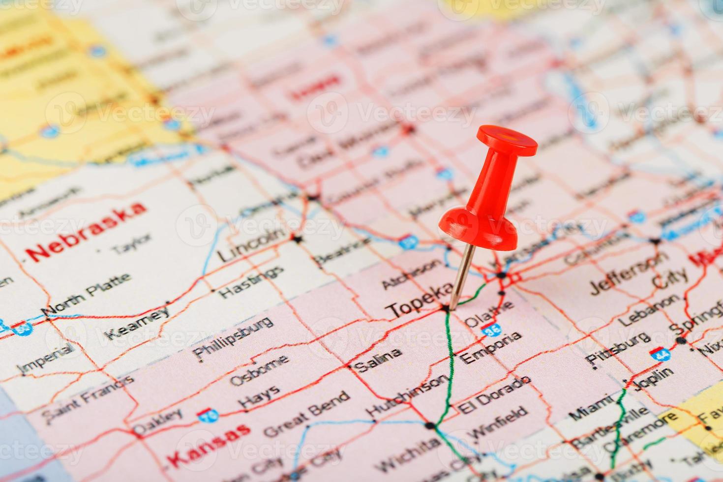 rosso clericale ago su un' carta geografica di Stati Uniti d'America, Kansas e il capitale topeka. vicino su carta geografica di Kansas con rosso bordeggiare foto