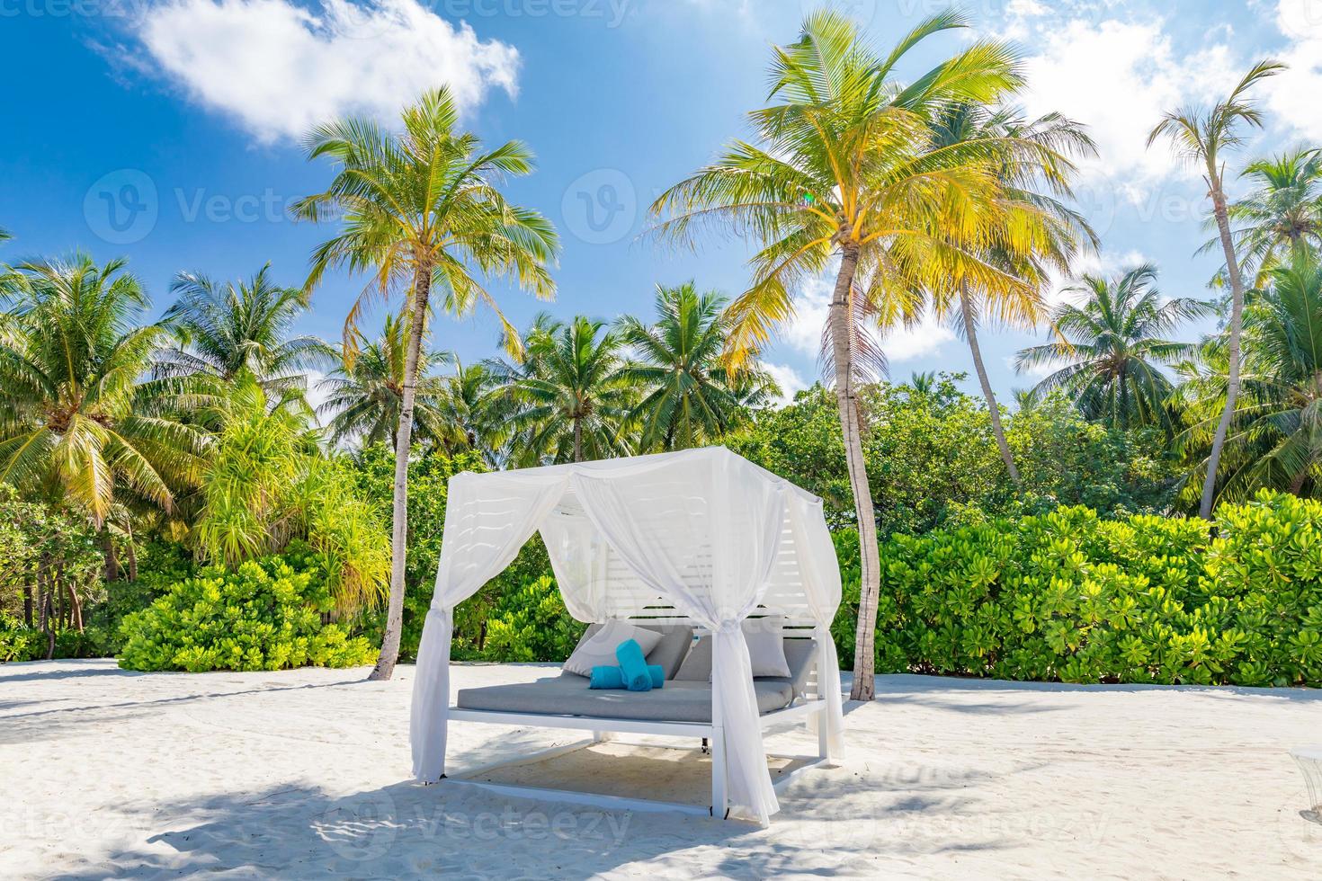 sorprendente tropicale spiaggia scena con bianca baldacchino e tenda per lusso estate rilassamento concetto. blu cielo con bianca sabbia per soleggiato spiaggia paesaggio sfondo e estate vacanza o vacanza design foto