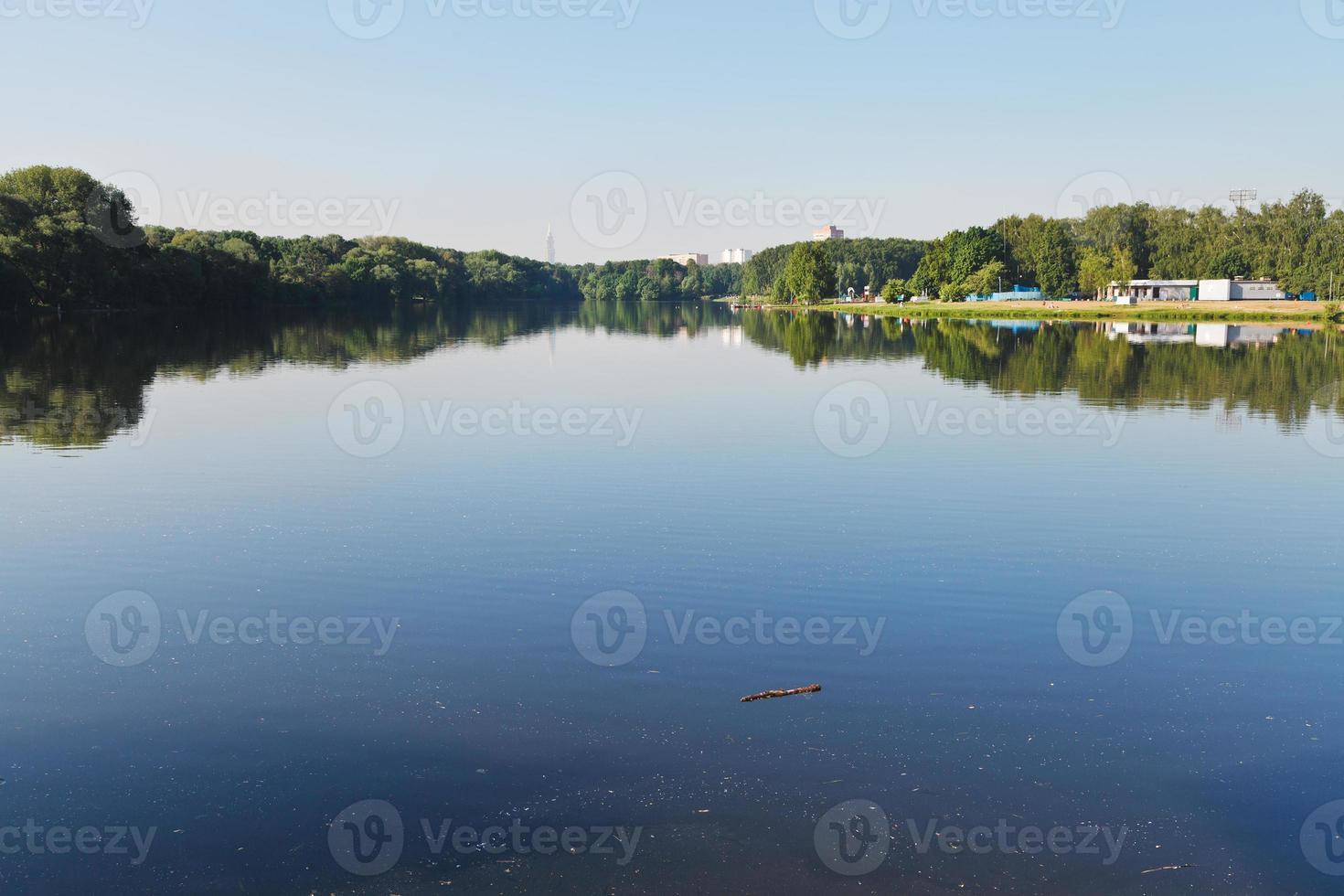 urbano stagno con ricreazione zona e verde parco foto